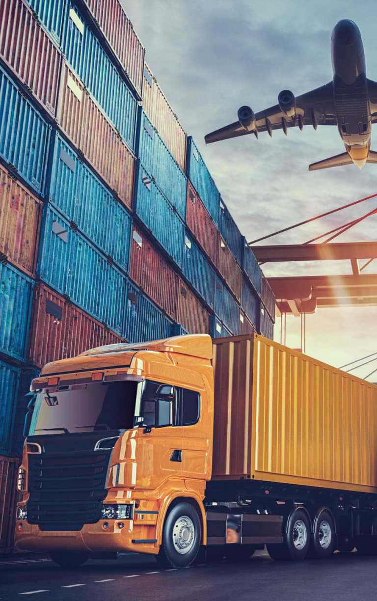 Contenedores, camión y buque portacontenedores en una operación de transporte multimodal de comercio exterior