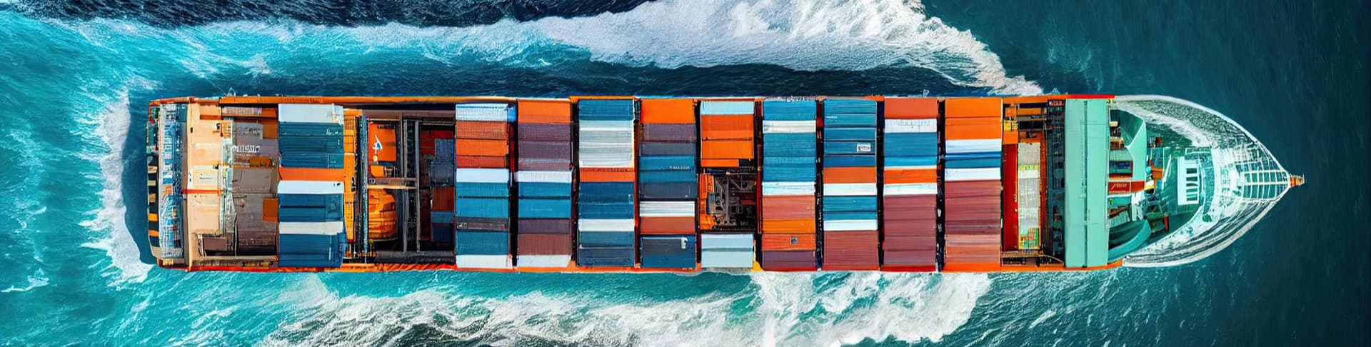 Buque portacontenedores operando en un terminal marítimo, servicio de transporte marítimo FCL y LCL de RK Global Logistics