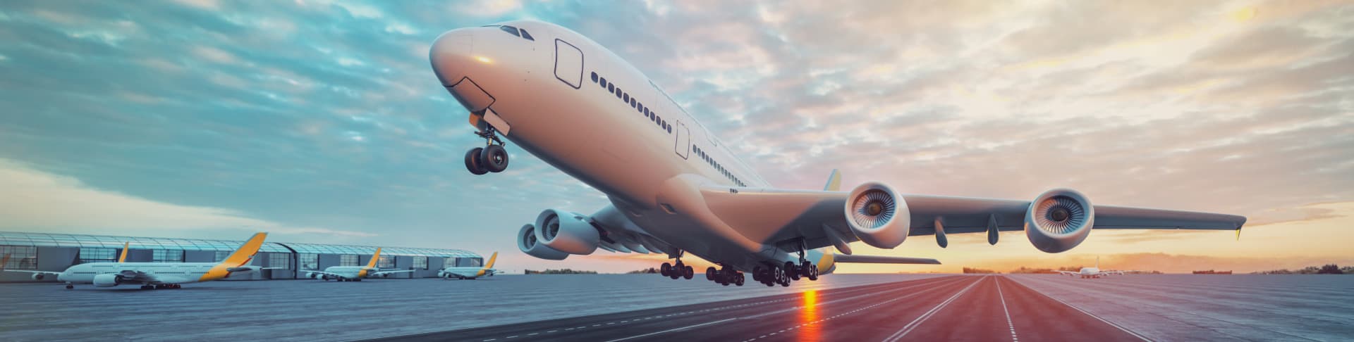 Avión de carga en plataforma con pallets aéreos listos para embarcar