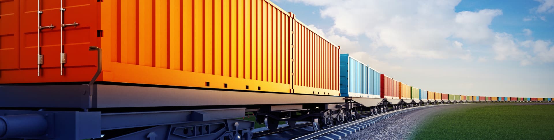 Contenedores apilados en el patio de un terminal portuario a la espera de retiro por camión o ferrocarril